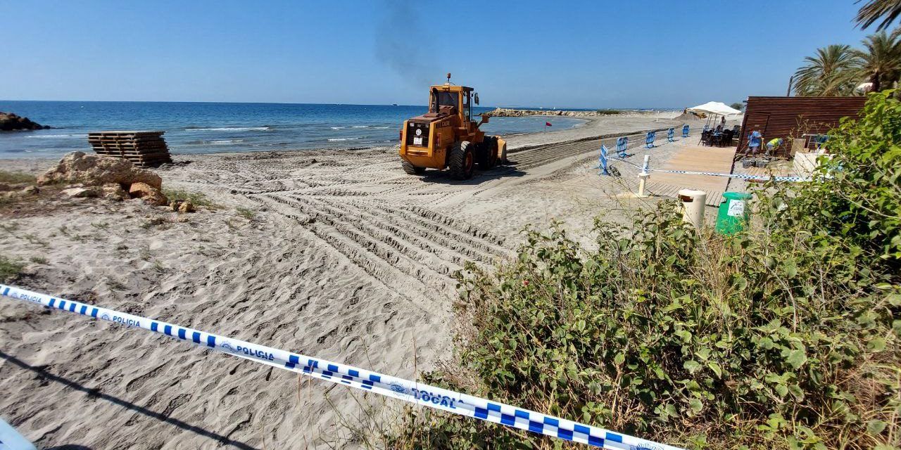 El Ayuntamiento trabaja con urgencia para restaurar la normalidad en una cala de Santa Pola del Este